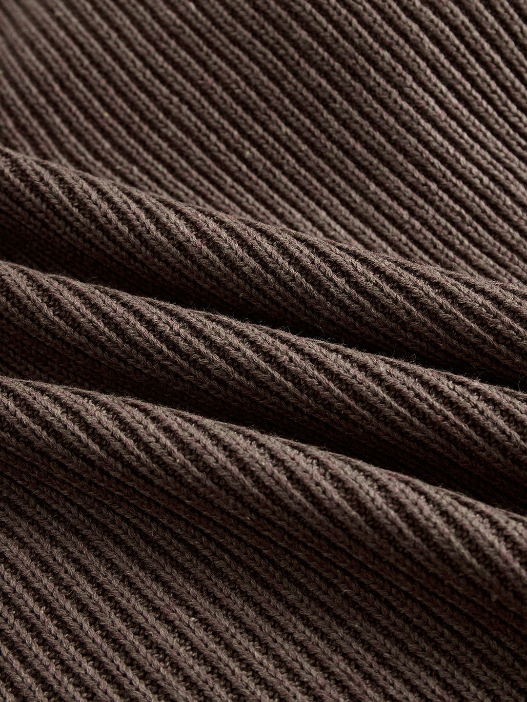 Svetrová sukienka z falbanami — měkká, teplá a romantická.