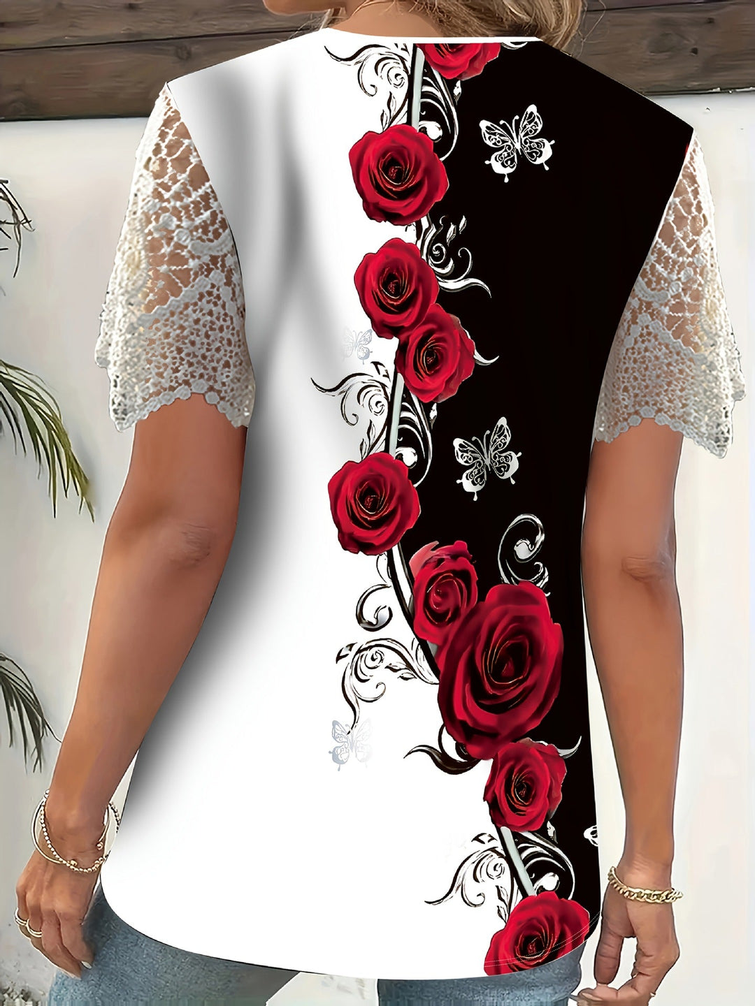 Erika | Elegantní top s krajkovým zakončením a květinovým vzorem motýla