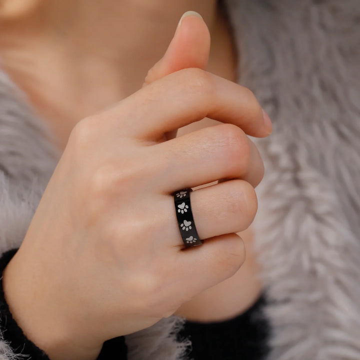Pfotenring aus Edelstahl – Symbolischer Schmuck für Tierfreunde